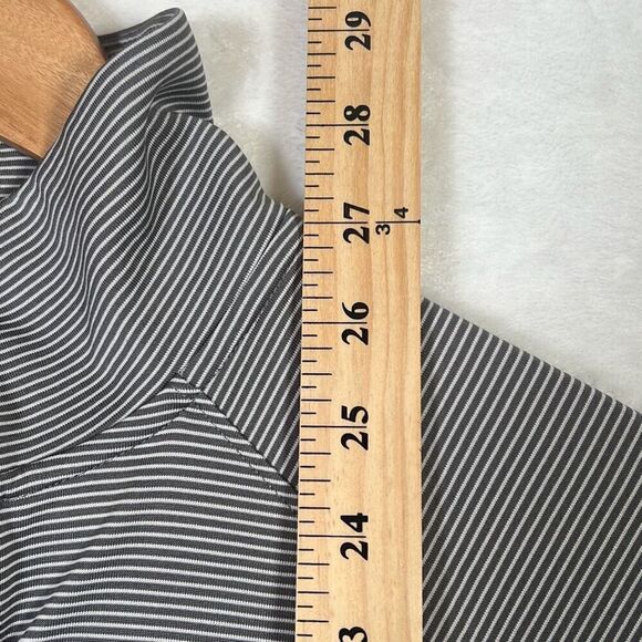 Under Armour gray Women's Tech Stripe 1/4 Zip-NWT- women Small - Picture 5 of 8